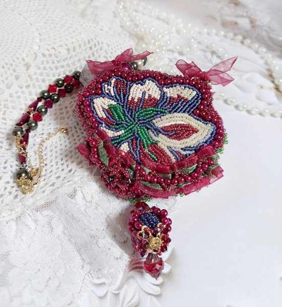 Halskette Enchantement d'Automne bestickt mit Perlmuttperlen in Bordeaux, einer Spitze, verschiedenen Perlen und Rocailles