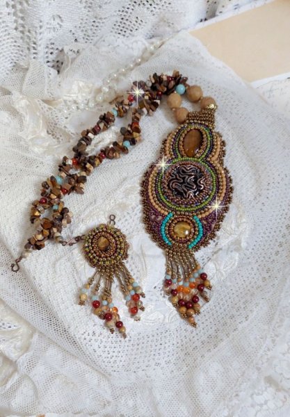 Halskette mit Anh&auml;nger Fauve bestickt mit mehreren Tigeraugen, Haute-Couture-Art