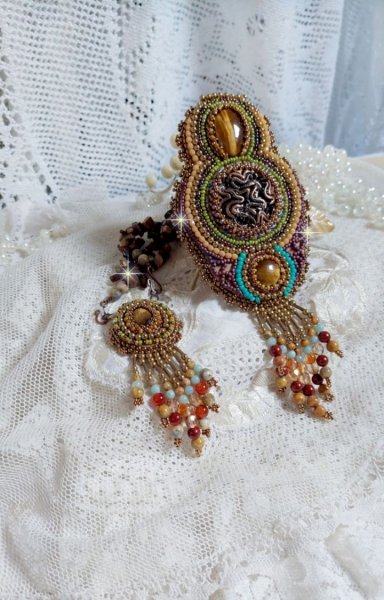 Halskette mit Anh&auml;nger Fauve bestickt mit mehreren Tigeraugen, Haute-Couture-Art