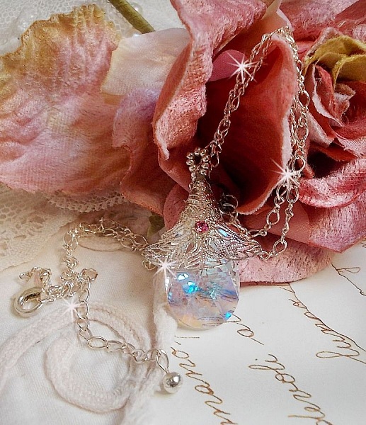 Silberne Blumenkette mit einem wundersch&ouml;nen Swarovski-Kristallanh&auml;nger, einem versilberten Herzzwischenst&uuml;ck mit einer Kette, Ringen, einem Verschluss und einer Verl&auml;ngerungskette aus Silber 925/1000