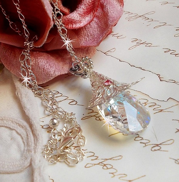 Silberne Blumenkette mit einem wundersch&ouml;nen Swarovski-Kristallanh&auml;nger, einem versilberten Herzzwischenst&uuml;ck mit einer Kette, Ringen, einem Verschluss und einer Verl&auml;ngerungskette aus Silber 925/1000