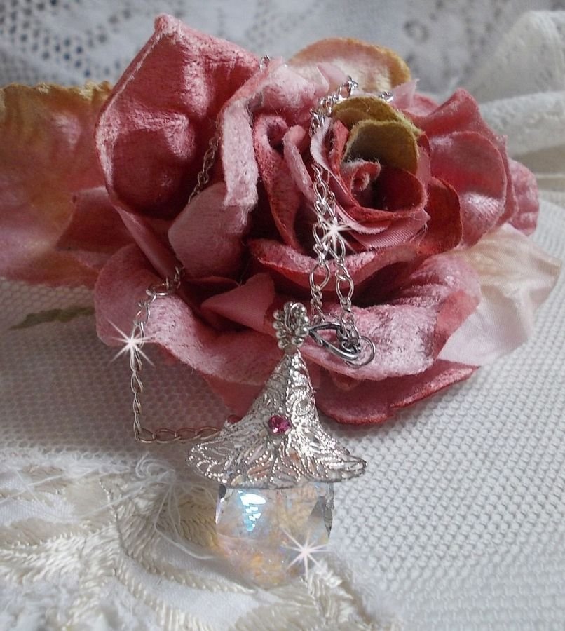 Silberne Blumenkette mit einem wunderschönen Swarovski-Kristallanhänger, einem versilberten Herzzwischenstück mit einer Kette, Ringen, einem Verschluss und einer Verlängerungskette aus Silber 925/1000