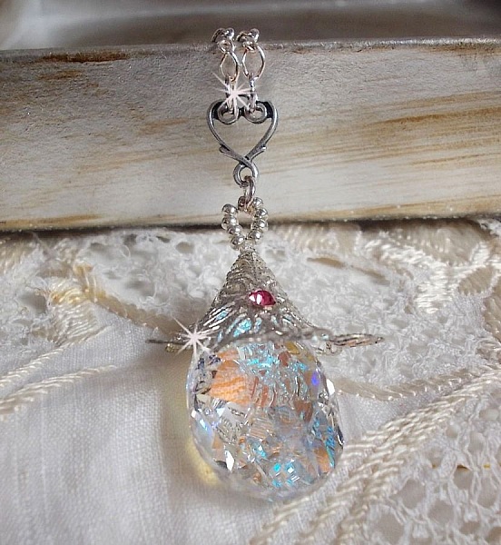 Silberne Blumenkette mit einem wundersch&ouml;nen Swarovski-Kristallanh&auml;nger, einem versilberten Herzzwischenst&uuml;ck mit einer Kette, Ringen, einem Verschluss und einer Verl&auml;ngerungskette aus Silber 925/1000