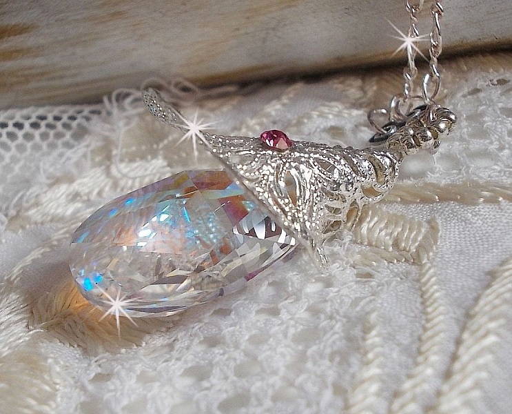 Silberne Blumenkette mit einem wundersch&ouml;nen Swarovski-Kristallanh&auml;nger, einem versilberten Herzzwischenst&uuml;ck mit einer Kette, Ringen, einem Verschluss und einer Verl&auml;ngerungskette aus Silber 925/1000