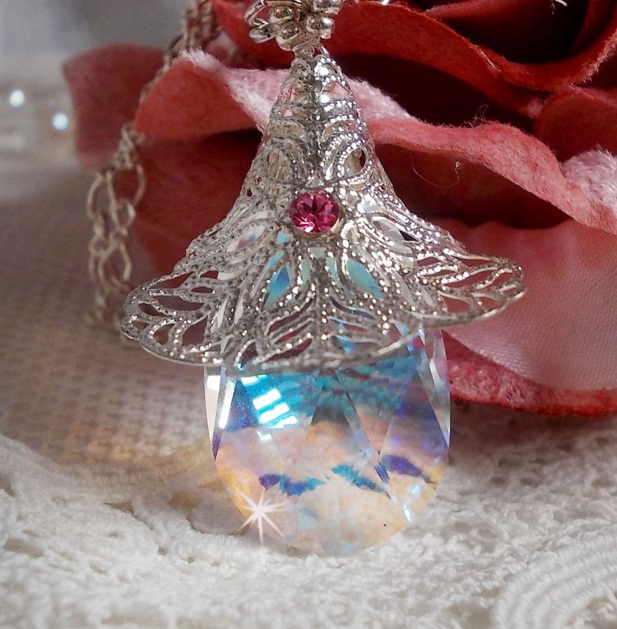 Silberne Blumenkette mit einem wunderschönen Swarovski-Kristallanhänger, einem versilberten Herzzwischenstück mit einer Kette, Ringen, einem Verschluss und einer Verlängerungskette aus Silber 925/1000