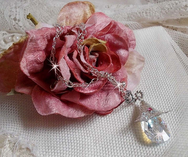 Silberne Blumenkette mit einem wundersch&ouml;nen Swarovski-Kristallanh&auml;nger, einem versilberten Herzzwischenst&uuml;ck mit einer Kette, Ringen, einem Verschluss und einer Verl&auml;ngerungskette aus Silber 925/1000