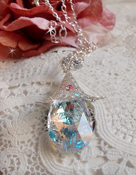 Silberne Blumenkette mit einem wundersch&ouml;nen Swarovski-Kristallanh&auml;nger, einem versilberten Herzzwischenst&uuml;ck mit einer Kette, Ringen, einem Verschluss und einer Verl&auml;ngerungskette aus Silber 925/1000