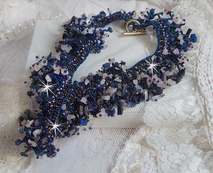 Korallenbl&uuml;ten-Halskette mit Rocailles und Halbedelsteinperlen wie Quarz, Sodalith und Lapis Lazuli.