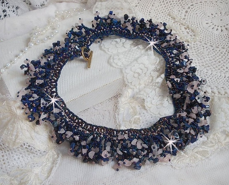 Korallenbl&uuml;ten-Halskette mit Rocailles und Halbedelsteinperlen wie Quarz, Sodalith und Lapis Lazuli.