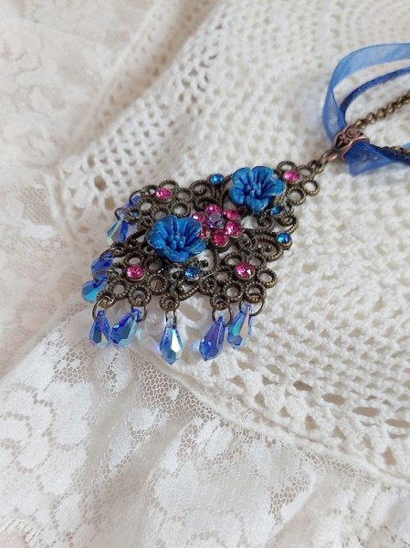 Collier Fleurs Bleues avec estampe, fleurs en r&eacute;sine, rubans, queue de rat, cabochons zirconium et perles cristal Swarovski