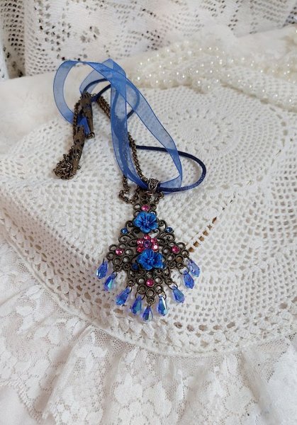 Collier Fleurs Bleues avec estampe, fleurs en r&eacute;sine, rubans, queue de rat, cabochons zirconium et perles cristal Swarovski