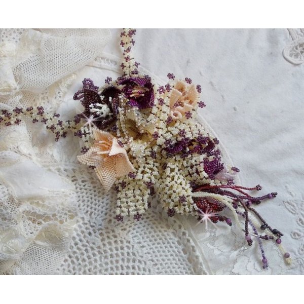 Halskette Les Floralies montiert mit Edelsteinen: Sugilith und Miyuki D&eacute;licas Rocailles in verschiedenen Farben 