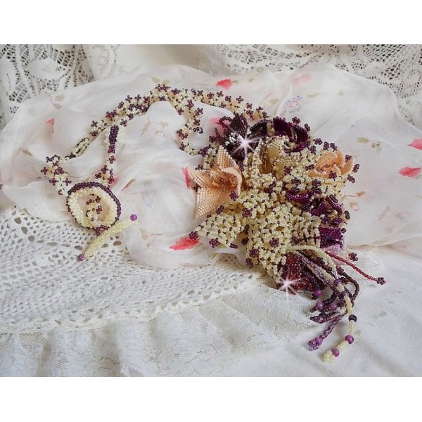 Halskette Les Floralies montiert mit Edelsteinen: Sugilith und Miyuki D&eacute;licas Rocailles in verschiedenen Farben 