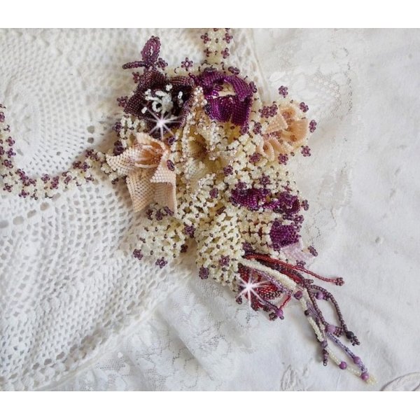 Halskette Les Floralies montiert mit Edelsteinen: Sugilith und Miyuki D&eacute;licas Rocailles in verschiedenen Farben 