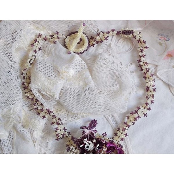 Halskette Les Floralies montiert mit Edelsteinen: Sugilith und Miyuki D&eacute;licas Rocailles in verschiedenen Farben 