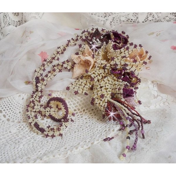 Halskette Les Floralies montiert mit Edelsteinen: Sugilith und Miyuki D&eacute;licas Rocailles in verschiedenen Farben 