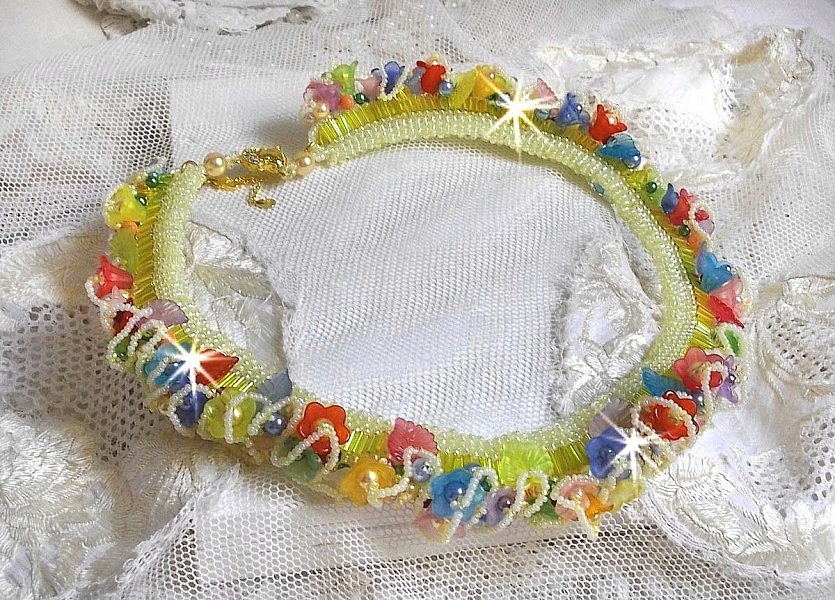 Garden Flowers Halskette mit Frosted-Bl&uuml;ten, Rocailles, gelben Farbr&ouml;hren, Lucite-Bl&uuml;ten und Rocailles