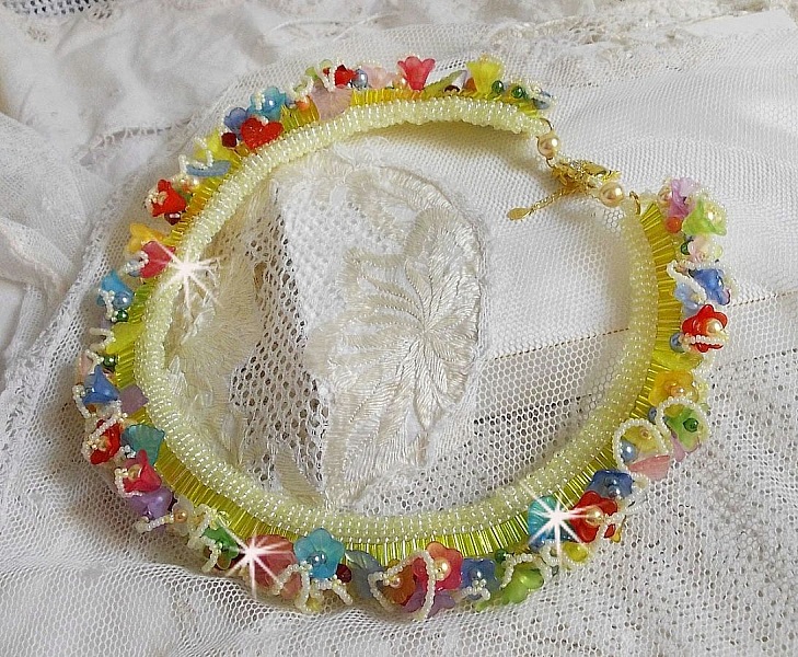 Garden Flowers Halskette mit Frosted-Bl&uuml;ten, Rocailles, gelben Farbr&ouml;hren, Lucite-Bl&uuml;ten und Rocailles