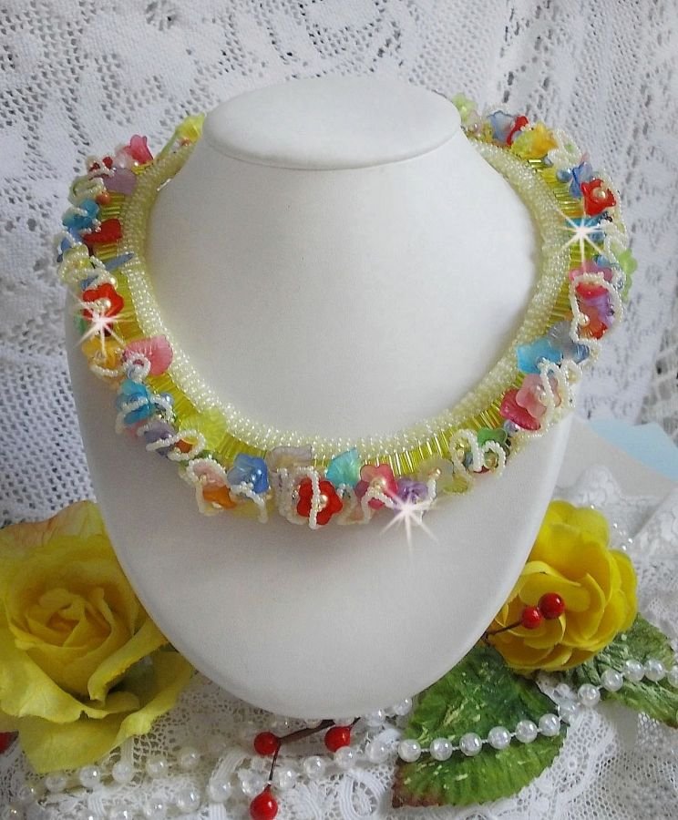 Garden Flowers Halskette mit Frosted-Blüten, Rocailles, gelben Farbröhren, Lucite-Blüten und Rocailles