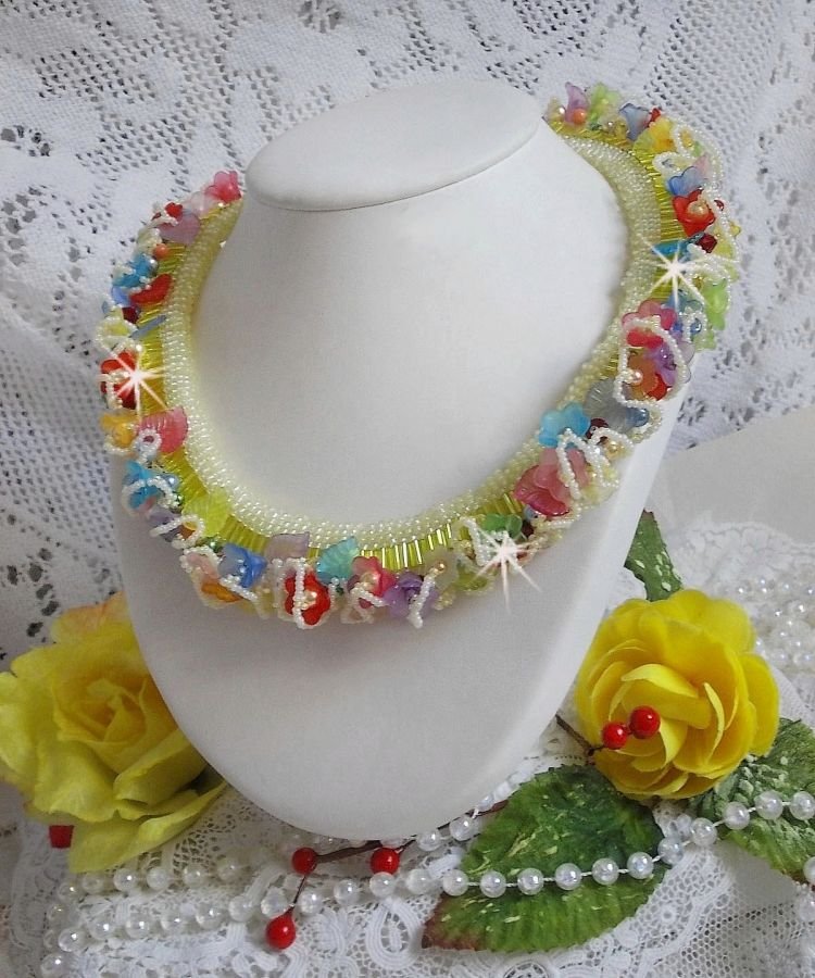 Garden Flowers Halskette mit Frosted-Blüten, Rocailles, gelben Farbröhren, Lucite-Blüten und Rocailles
