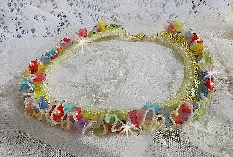 Garden Flowers Halskette mit Frosted-Bl&uuml;ten, Rocailles, gelben Farbr&ouml;hren, Lucite-Bl&uuml;ten und Rocailles