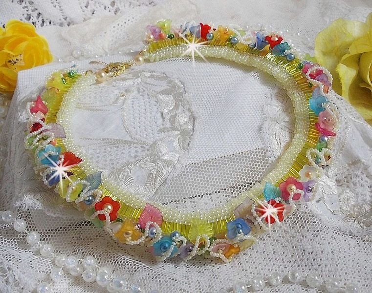 Garden Flowers Halskette mit Frosted-Bl&uuml;ten, Rocailles, gelben Farbr&ouml;hren, Lucite-Bl&uuml;ten und Rocailles