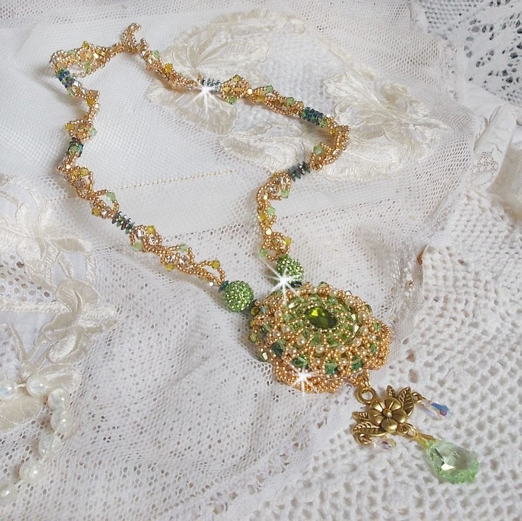 Garden Party Halskette bestickt mit einem grünen böhmischen Kristall, Swarovski Perlen und Miyuki Rocailles