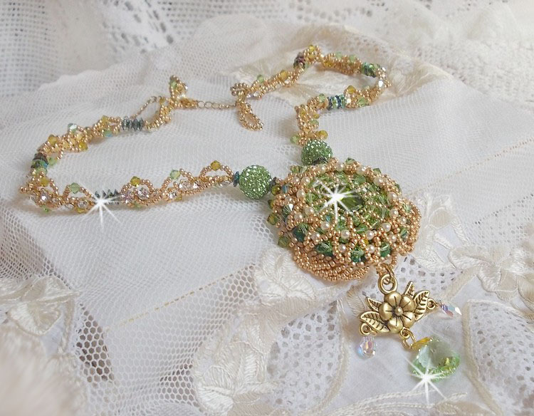 Garden Party Halskette bestickt mit einem grünen böhmischen Kristall, Swarovski Perlen und Miyuki Rocailles