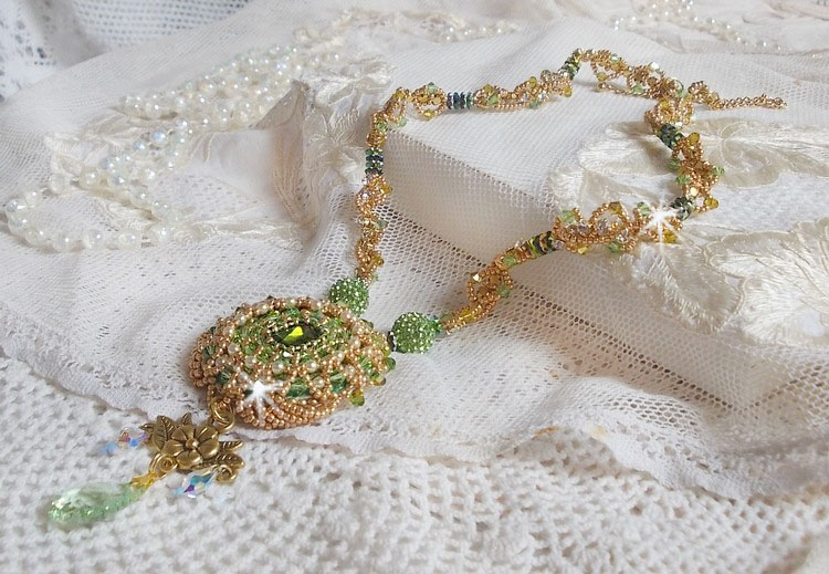 Garden Party Halskette bestickt mit einem grünen böhmischen Kristall, Swarovski Perlen und Miyuki Rocailles