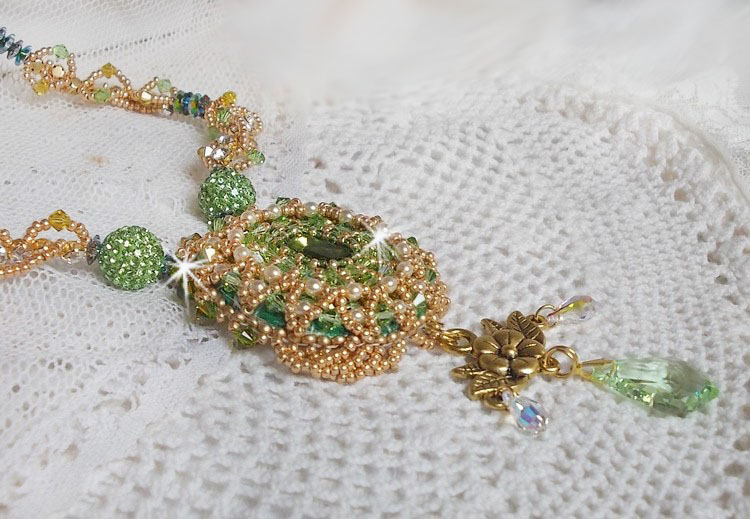 Garden Party Halskette bestickt mit einem grünen böhmischen Kristall, Swarovski Perlen und Miyuki Rocailles