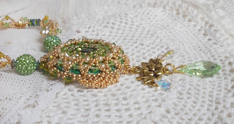 Garden Party Halskette bestickt mit einem grünen böhmischen Kristall, Swarovski Perlen und Miyuki Rocailles