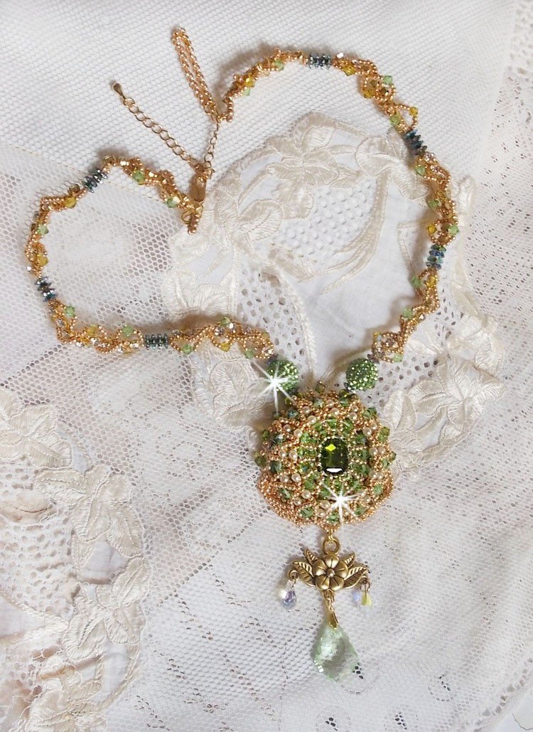 Garden Party Halskette bestickt mit einem grünen böhmischen Kristall, Swarovski Perlen und Miyuki Rocailles
