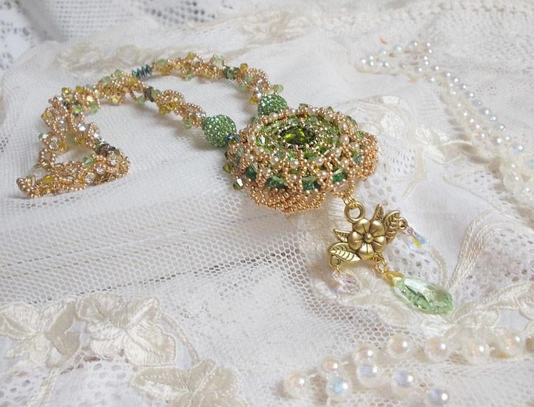 Garden Party Halskette bestickt mit einem grünen böhmischen Kristall, Swarovski Perlen und Miyuki Rocailles