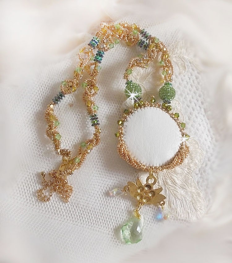 Garden Party Halskette bestickt mit einem grünen böhmischen Kristall, Swarovski Perlen und Miyuki Rocailles
