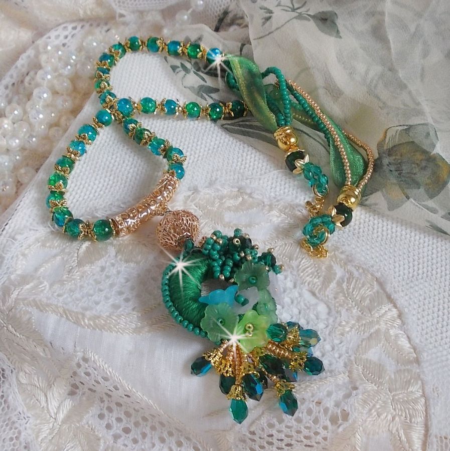 Green Iris Halskette bestickt mit smaragdgrüner DMC-Baumwolle, Swarovski-Kristallen, Harzperlen und Rocailles