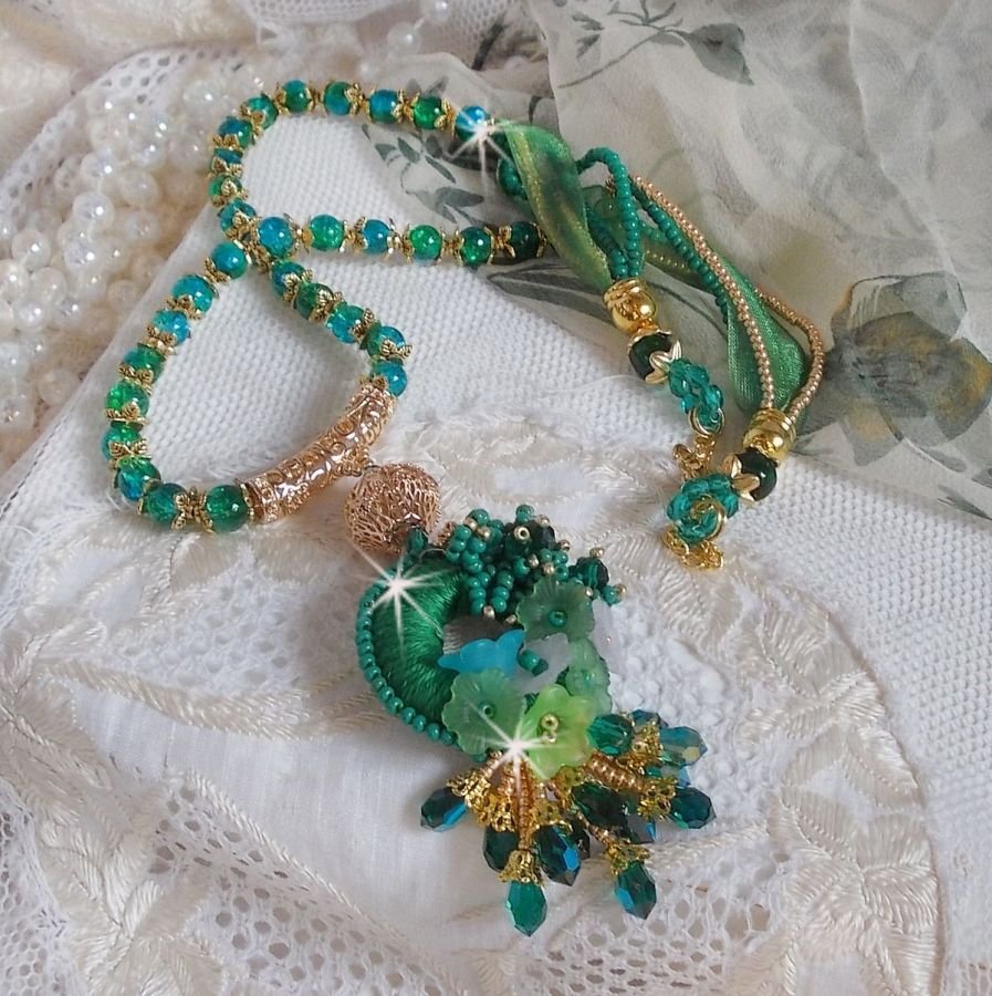 Green Iris Halskette bestickt mit smaragdgrüner DMC-Baumwolle, Swarovski-Kristallen, Harzperlen und Rocailles