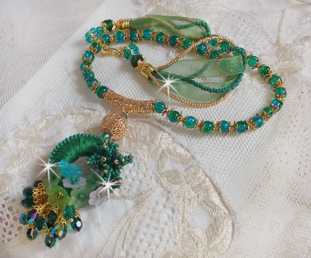 Green Iris Halskette bestickt mit smaragdgrüner DMC-Baumwolle, Swarovski-Kristallen, Harzperlen und Rocailles