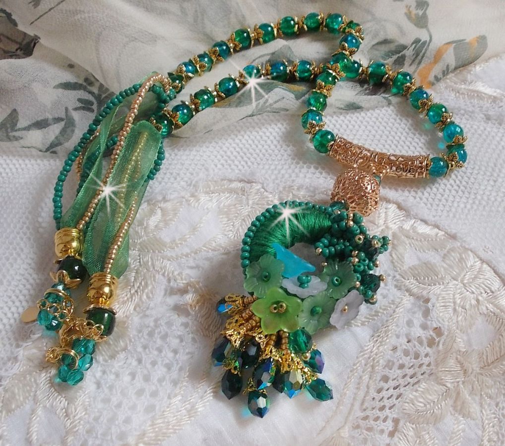 Green Iris Halskette bestickt mit smaragdgrüner DMC-Baumwolle, Swarovski-Kristallen, Harzperlen und Rocailles