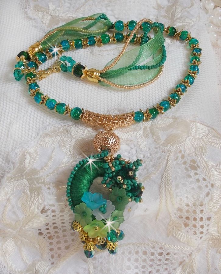 Green Iris Halskette bestickt mit smaragdgrüner DMC-Baumwolle, Swarovski-Kristallen, Harzperlen und Rocailles