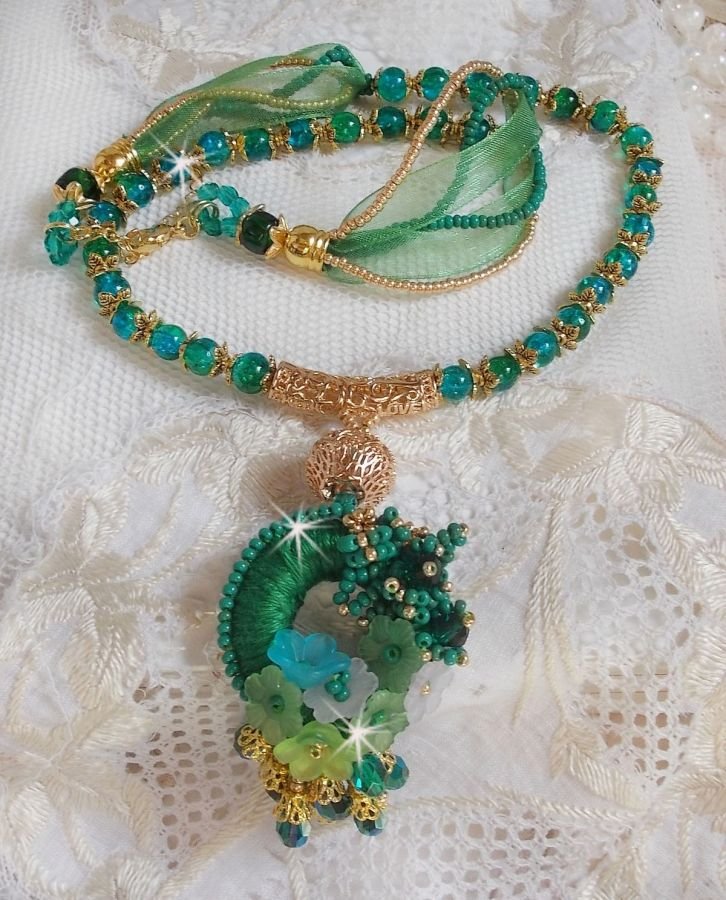 Green Iris Halskette bestickt mit smaragdgrüner DMC-Baumwolle, Swarovski-Kristallen, Harzperlen und Rocailles