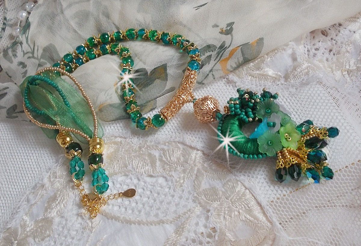 Green Iris Halskette bestickt mit smaragdgrüner DMC-Baumwolle, Swarovski-Kristallen, Harzperlen und Rocailles