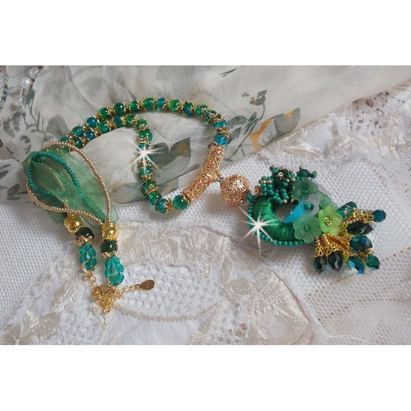 Green Iris Halskette bestickt mit smaragdgrüner DMC-Baumwolle, Swarovski-Kristallen, Harzperlen und Rocailles