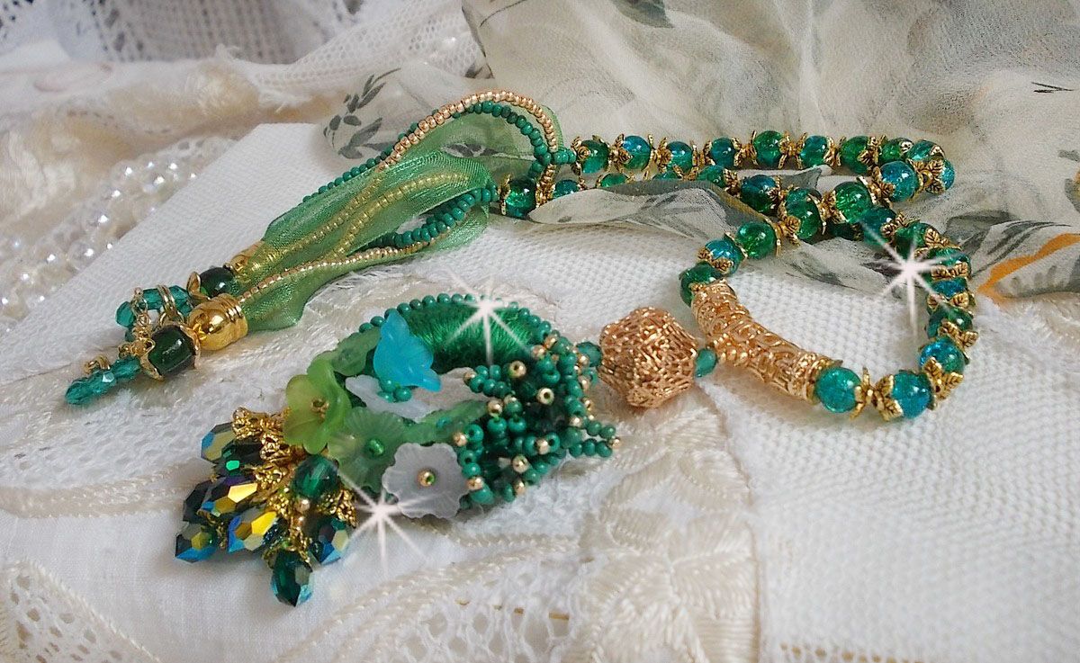 Green Iris Halskette bestickt mit smaragdgrüner DMC-Baumwolle, Swarovski-Kristallen, Harzperlen und Rocailles