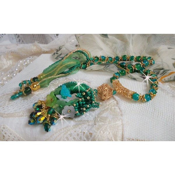 Green Iris Halskette bestickt mit smaragdgrüner DMC-Baumwolle, Swarovski-Kristallen, Harzperlen und Rocailles
