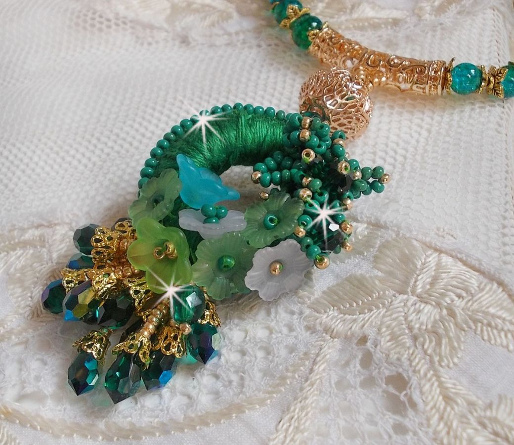 Green Iris Halskette bestickt mit smaragdgrüner DMC-Baumwolle, Swarovski-Kristallen, Harzperlen und Rocailles
