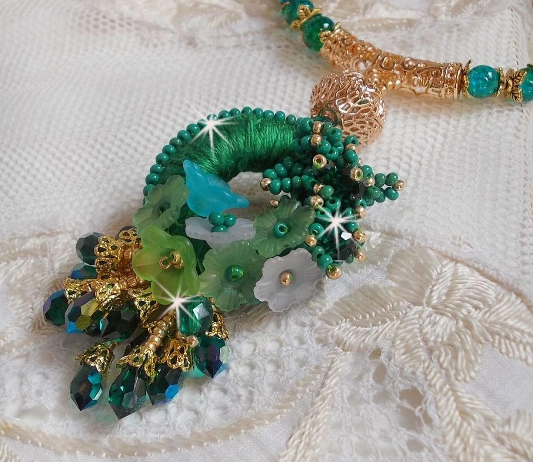Green Iris Halskette bestickt mit smaragdgrüner DMC-Baumwolle, Swarovski-Kristallen, Harzperlen und Rocailles