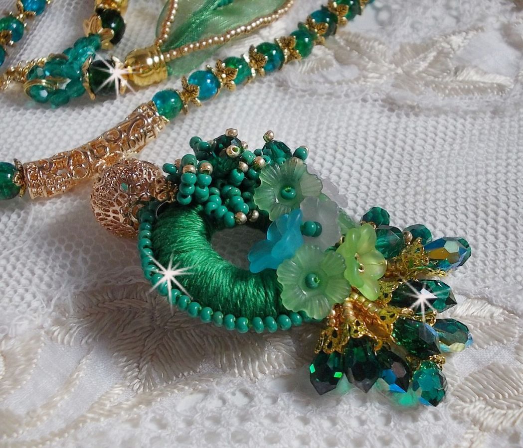 Green Iris Halskette bestickt mit smaragdgrüner DMC-Baumwolle, Swarovski-Kristallen, Harzperlen und Rocailles