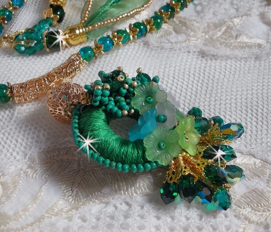 Green Iris Halskette bestickt mit smaragdgrüner DMC-Baumwolle, Swarovski-Kristallen, Harzperlen und Rocailles