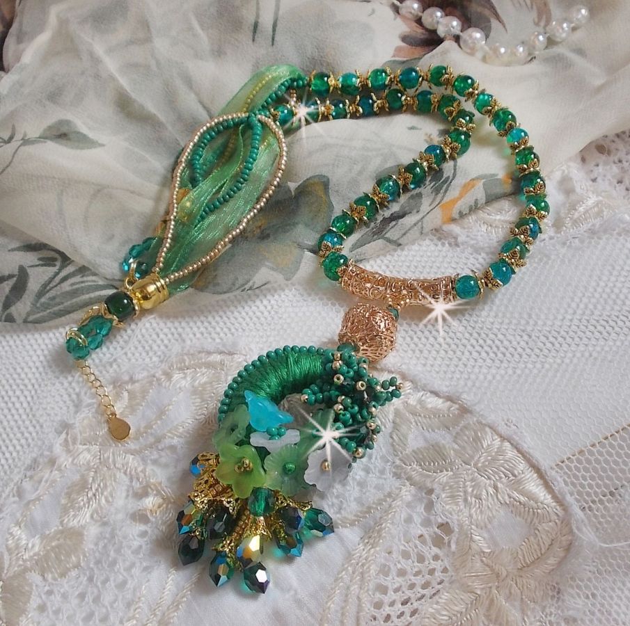 Green Iris Halskette bestickt mit smaragdgrüner DMC-Baumwolle, Swarovski-Kristallen, Harzperlen und Rocailles