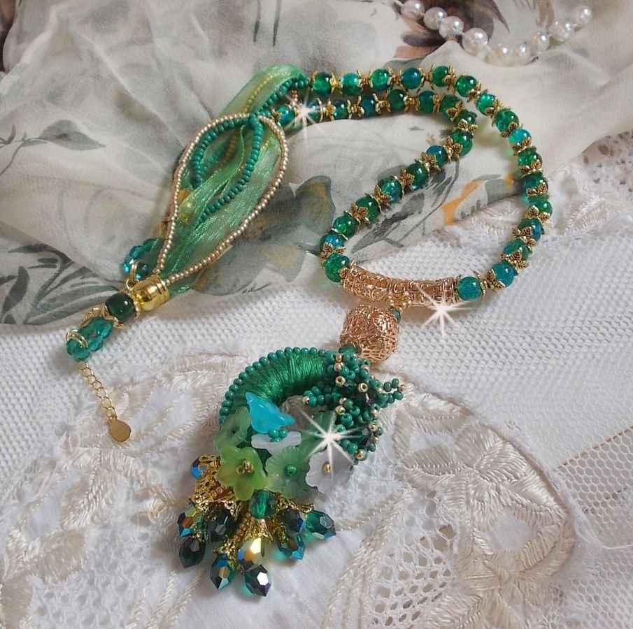 Green Iris Halskette bestickt mit smaragdgrüner DMC-Baumwolle, Swarovski-Kristallen, Harzperlen und Rocailles